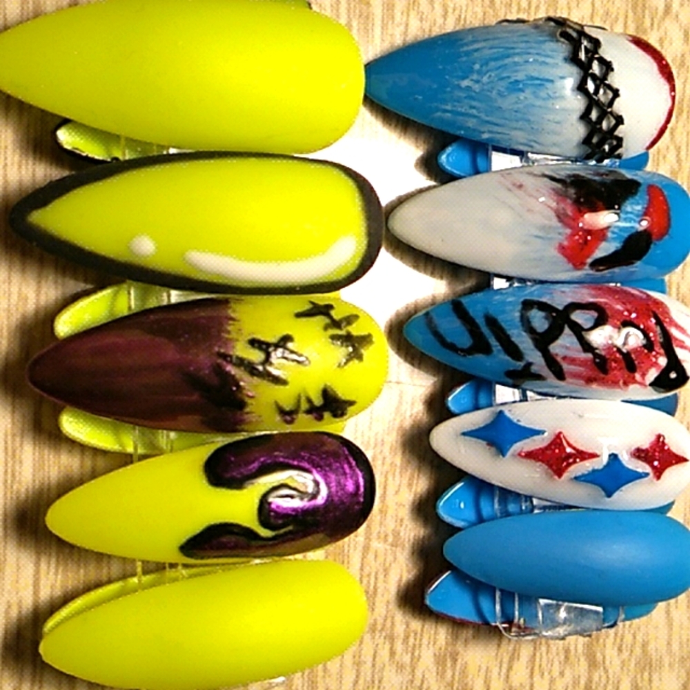 Joker and Harley Quinn inspired nails. This set is 24 nails